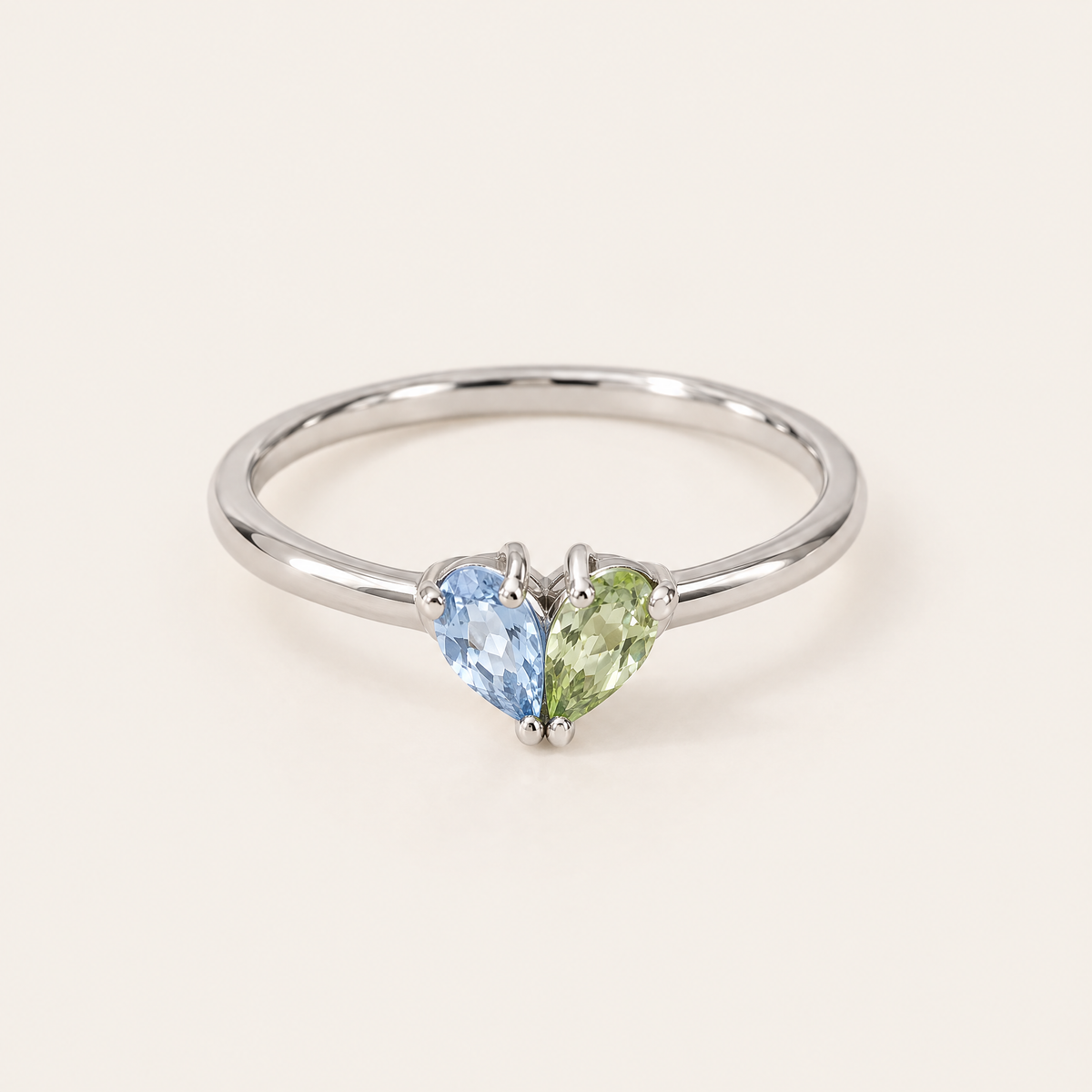 Geboortesteen hartring in zilverkleur met een lichtblauw en een lichtgroen steentje