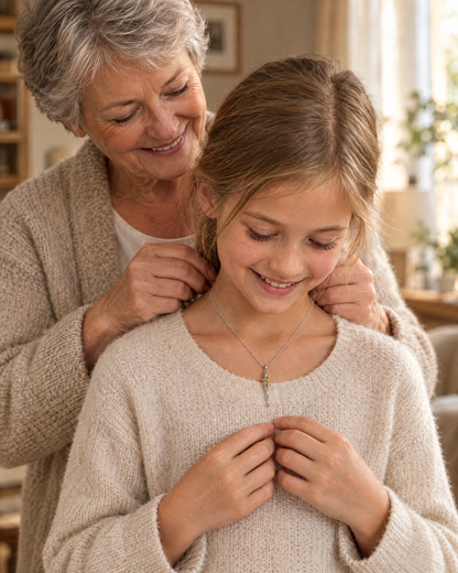 Oma doet haar kleindochter de knuffelketting om