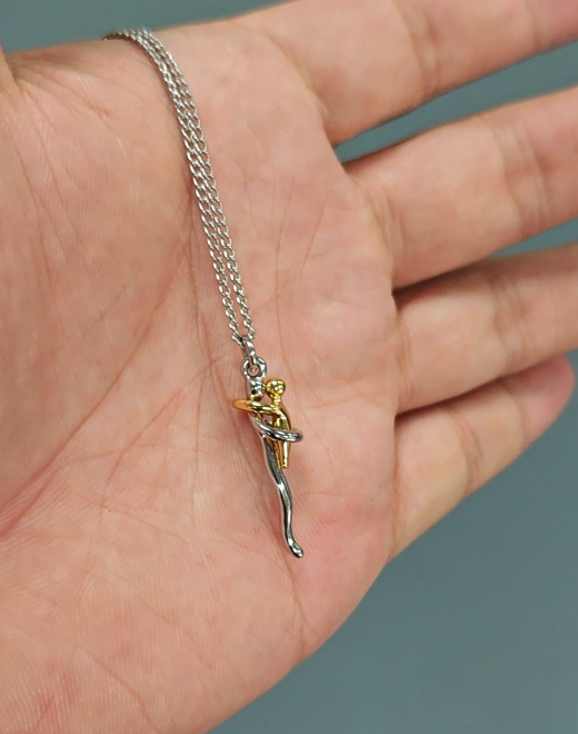 De knuffelketting in een hand, zodat je de maat ziet