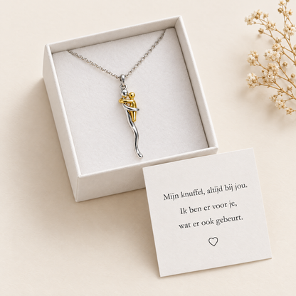 De knuffelketting in het cadeaudoosje, met het kaartje erbij