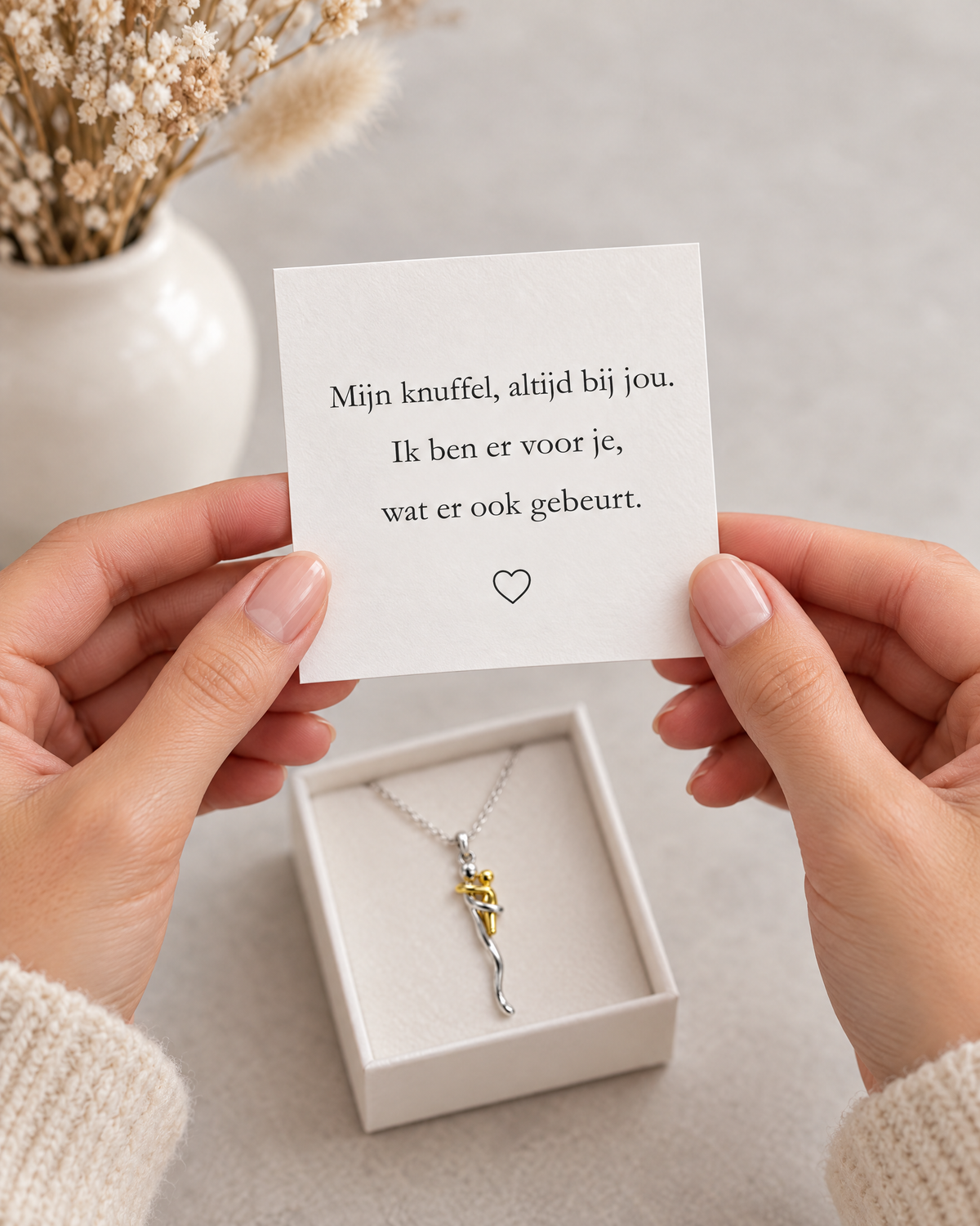 Het kaartje bij de knuffelketting: Mijn knuffel, altijd bij jou. Ik ben er voor je, wat er ook gebeurt.