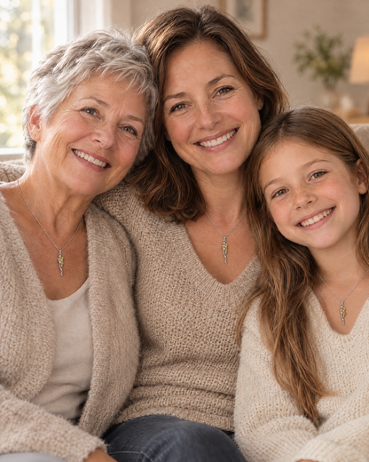 Oma, moeder en kleindochter dragen alle drie de knuffelketting